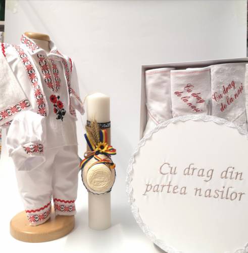Set Costum National pentru baieti Raul 5: lumanare - trusou si cutie botez traditional