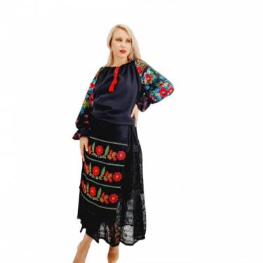 Set stilizata traditional format din bluza - fusta si fote
